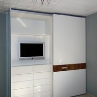 Schlafzimmerschrank mit integriertem TV